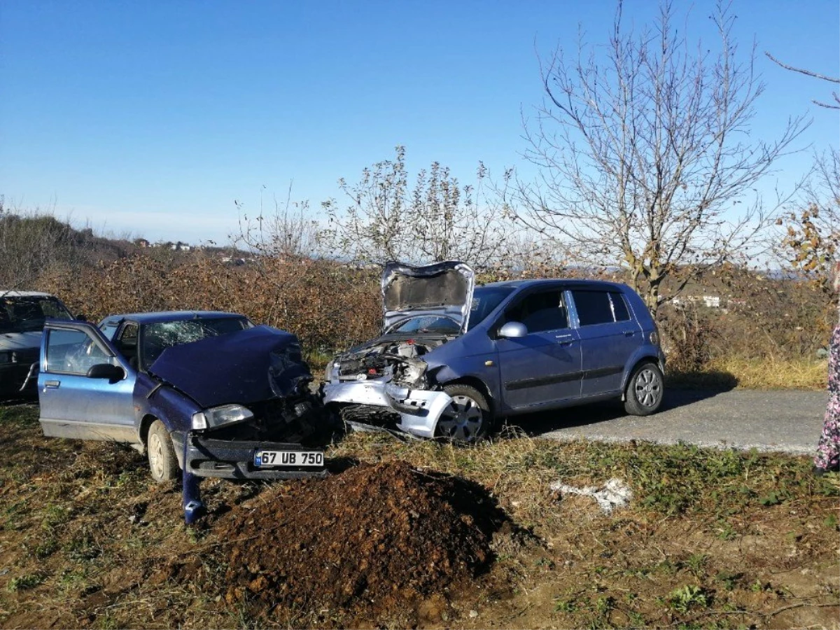 Köy yolunda iki araç kafa kafaya çarpıştı: 4 yaralı
