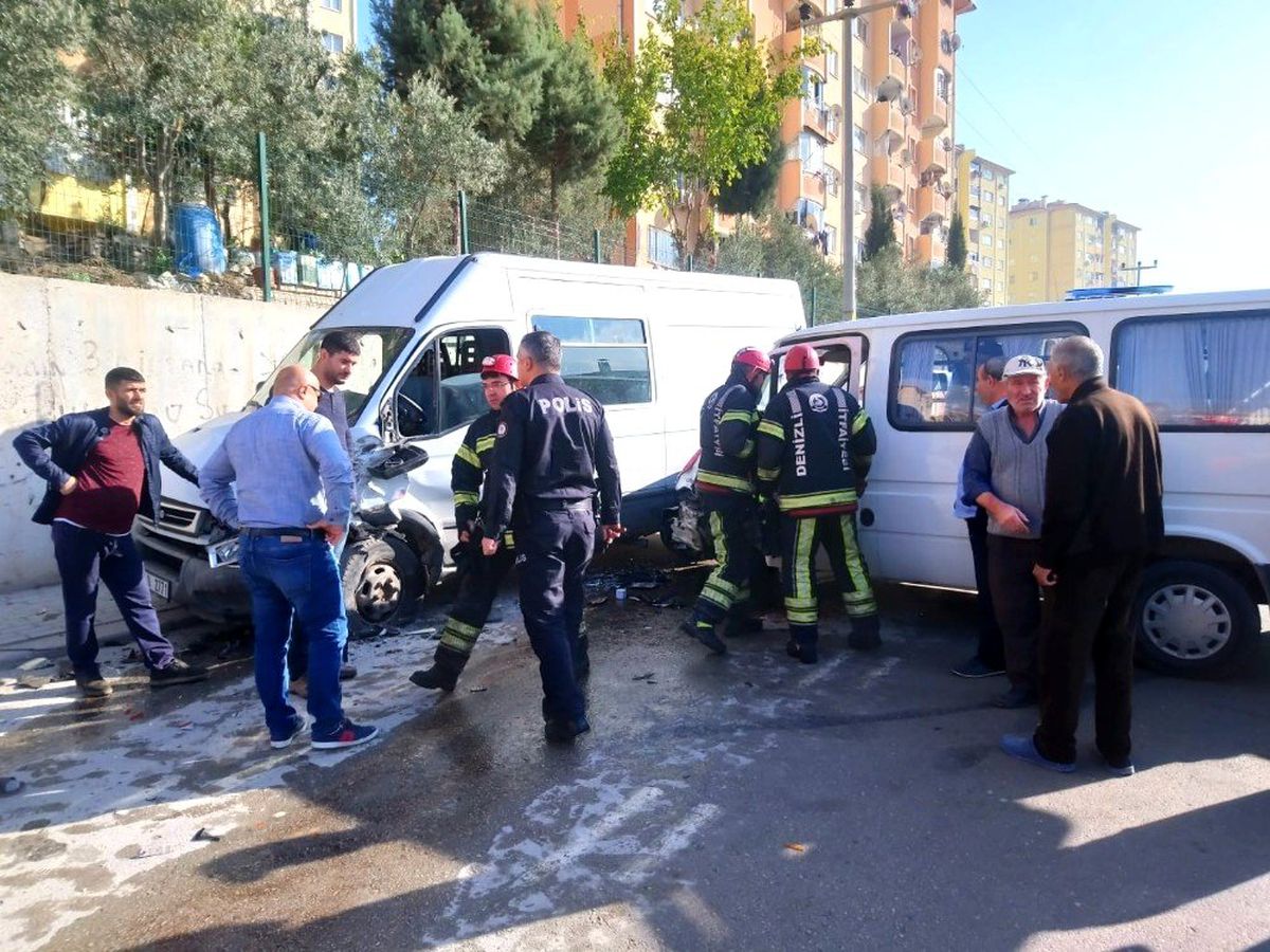 Minibüs şoförü sıkıştığı yerden itfaiye ekiplerince kurtarıldı