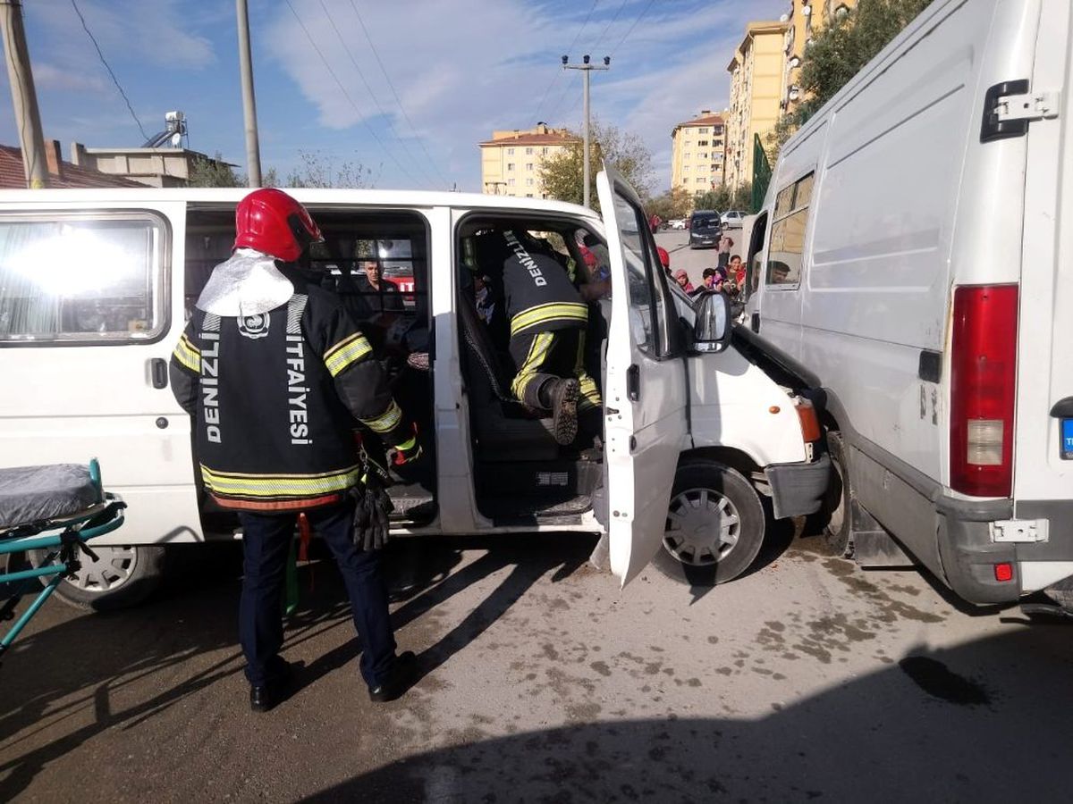 Minibüs şoförü sıkıştığı yerden itfaiye ekiplerince kurtarıldı