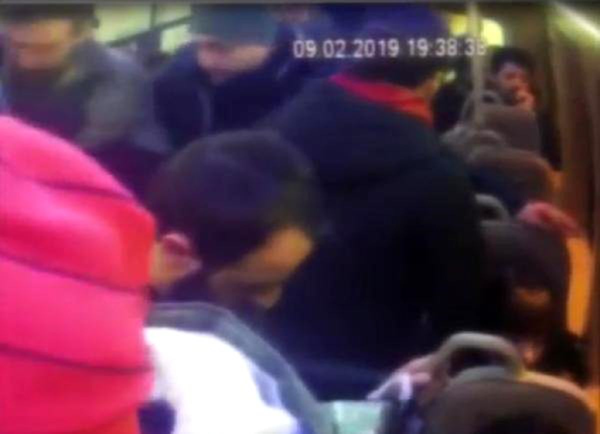 Minibüste hırsızlık yapan şüpheliler kamerada