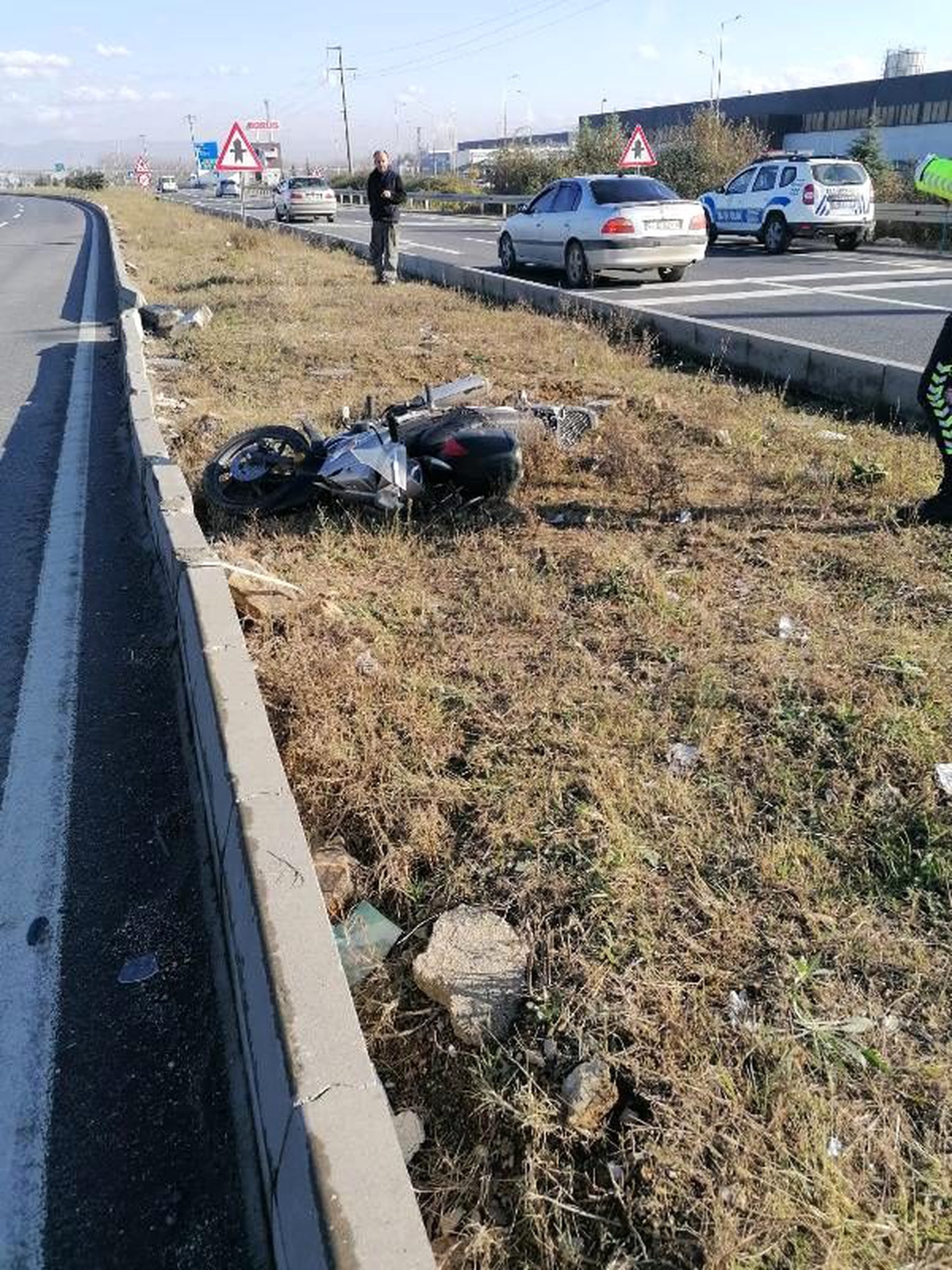 Motosiklet refüje çarptı: 1 ölü, 1 yaralı