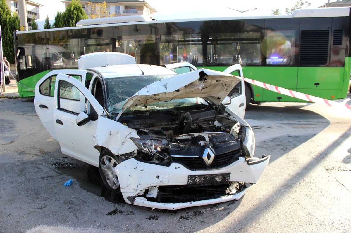 Otobüs ile otomobilin çarpıştığı kazada 7 kişi yaralandı