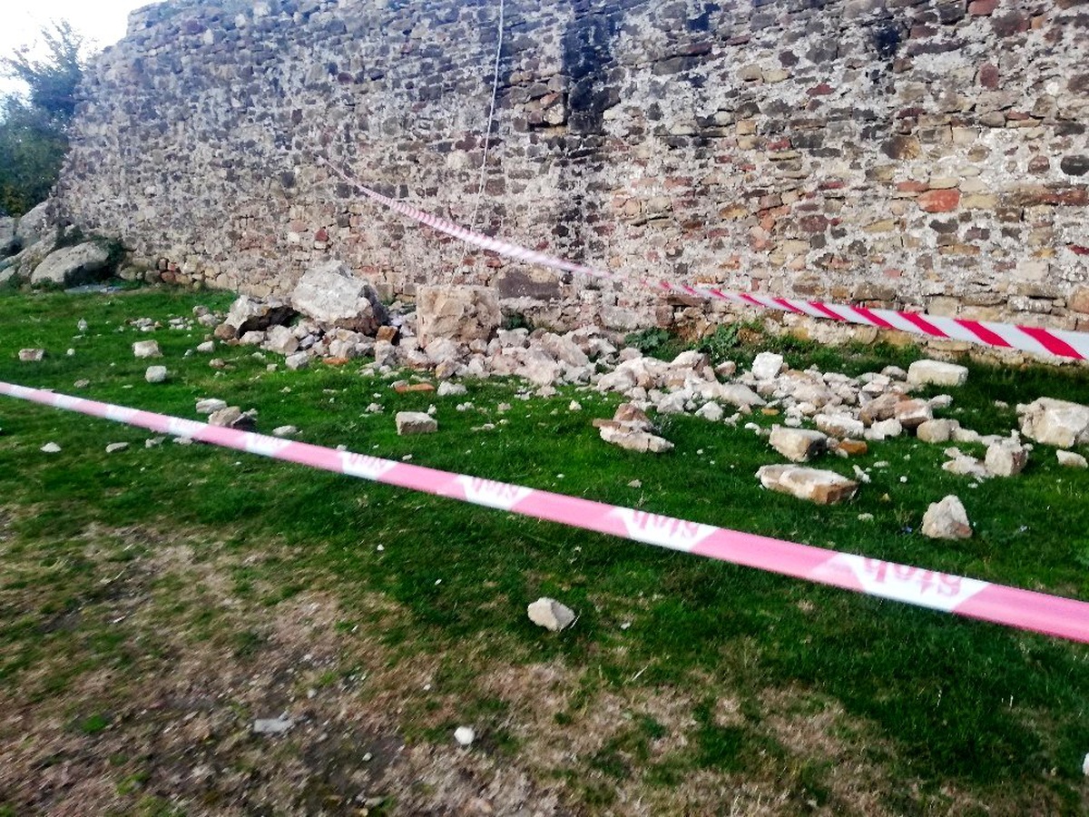 (Özel) Arnavutluk\'ta deprem sonrası 500 yıllık Preza Kalesi\'nin duvarları yıkıldı