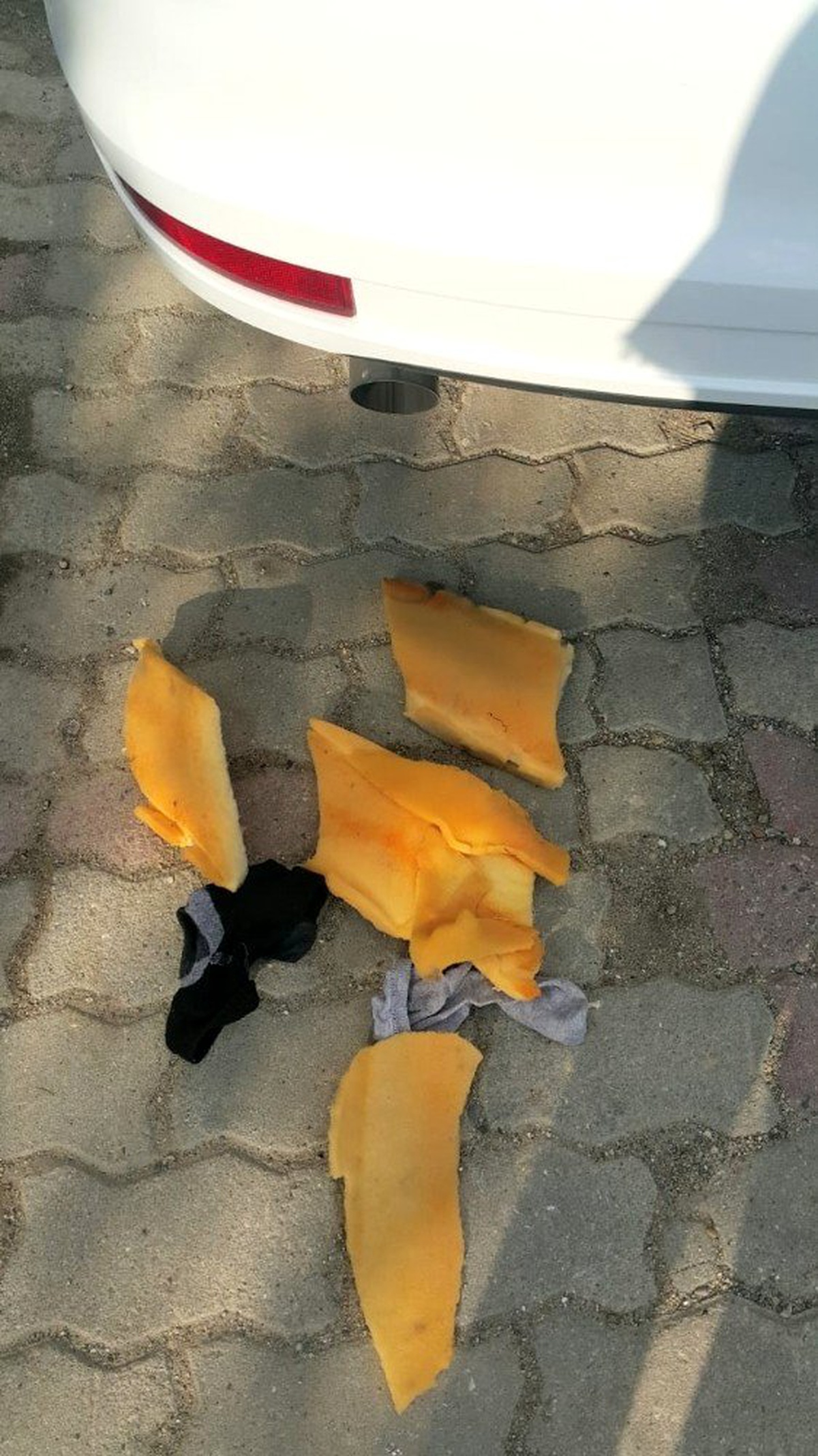 (ÖZEL) Bir kişi otomobilin egzozunu tıkadı, sahibi şaşkına döndü