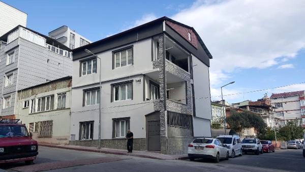 Pencereden düşen çocuk yaralandı, ikizi son anda kurtarıldı