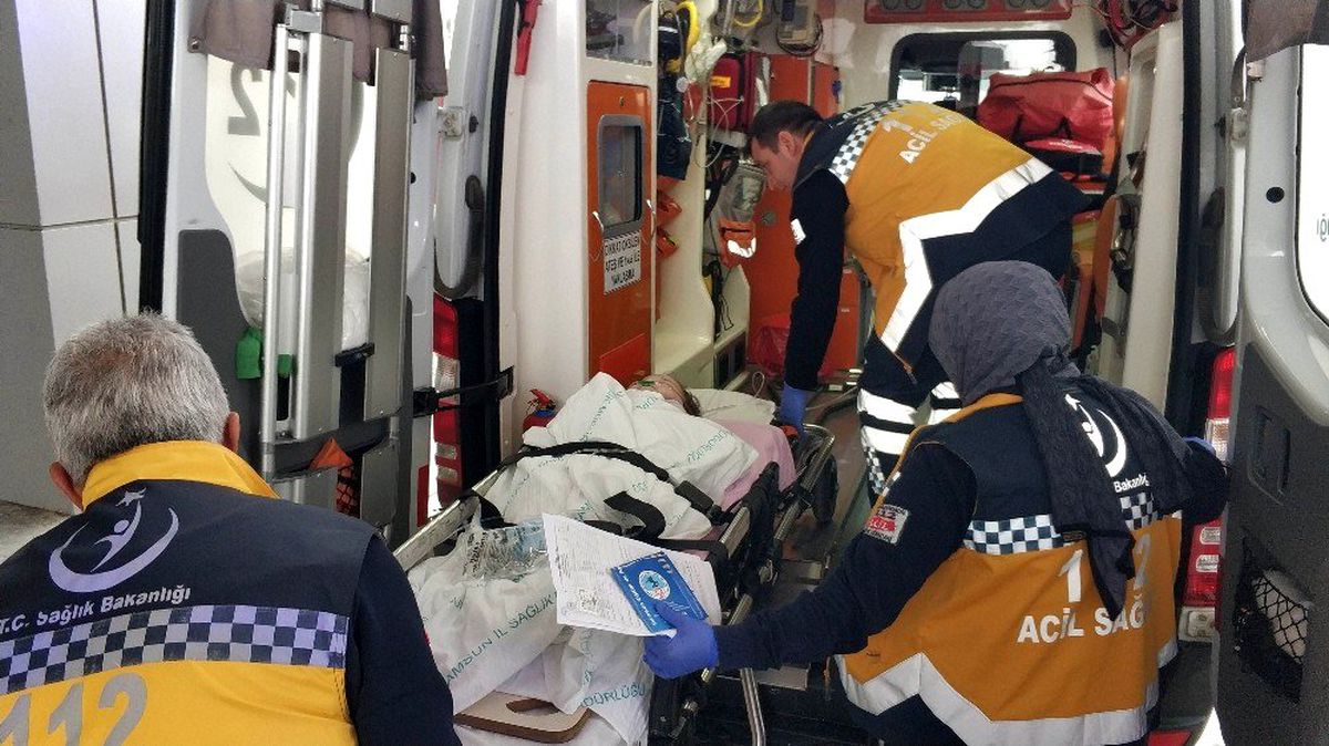 Pencereden düşen ikizlerden biri ağır yaralanırken, diğerini ise direğe tırmanan kurye kurtardı