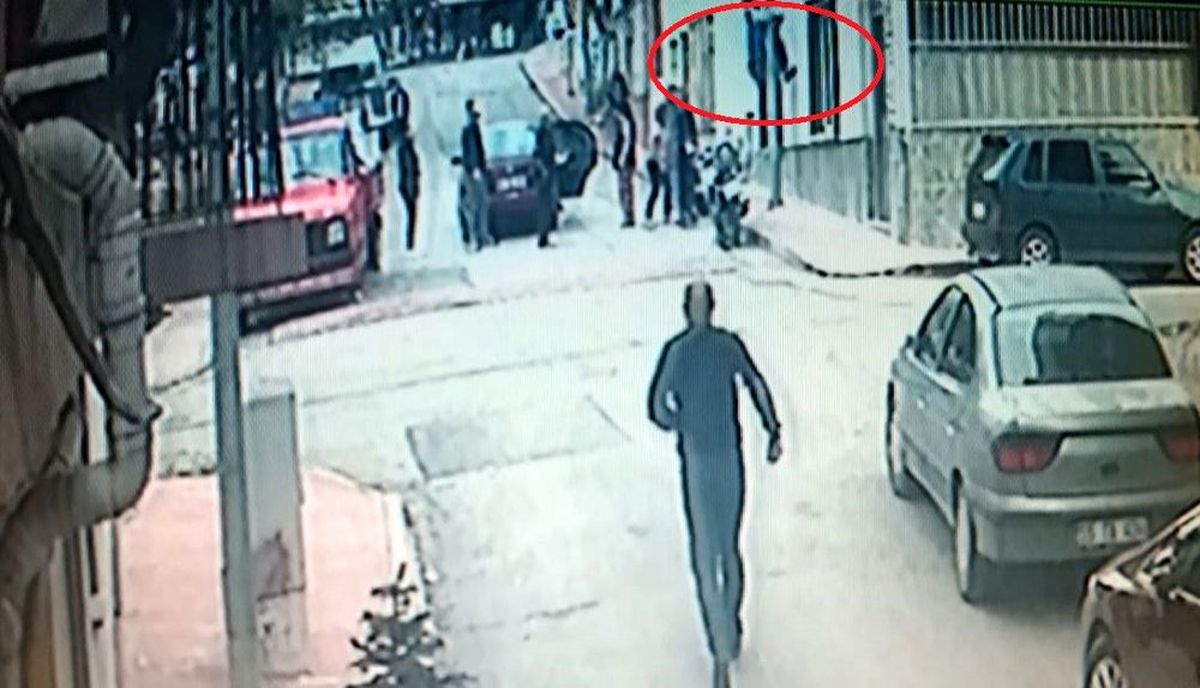 Pencereden düşen ikizlerden biri ağır yaralanırken, diğerini ise kurye kurtardı