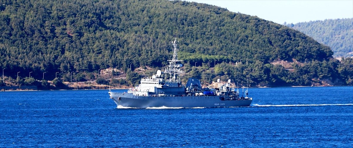 Rus askeri gemisi Çanakkale Boğazı\'ndan geçti