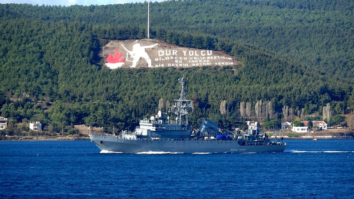Rus keşif gemisi, Çanakkale Boğazı\'ndan geçti