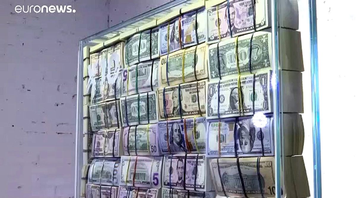 Rus sanatçının 1 milyon dolarla yaptığı \'para tahtı\'na yoğun ilgi