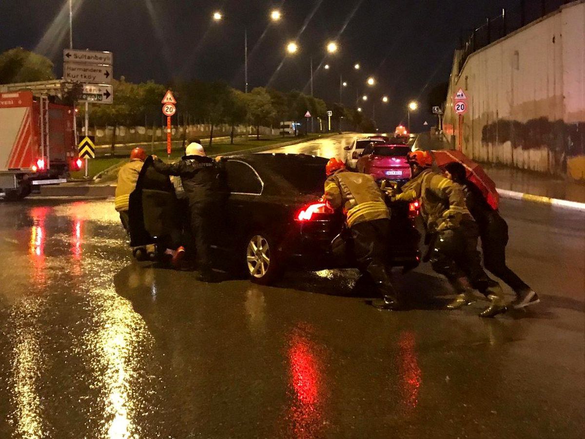 Sağanak sonrası yollar göle döndü, araçlar yolda mahsur kaldı