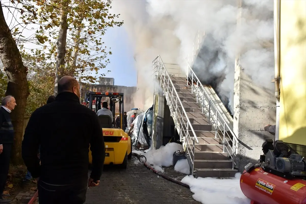 Sakarya\'da kereste deposunda çıkan yangın hasara neden oldu