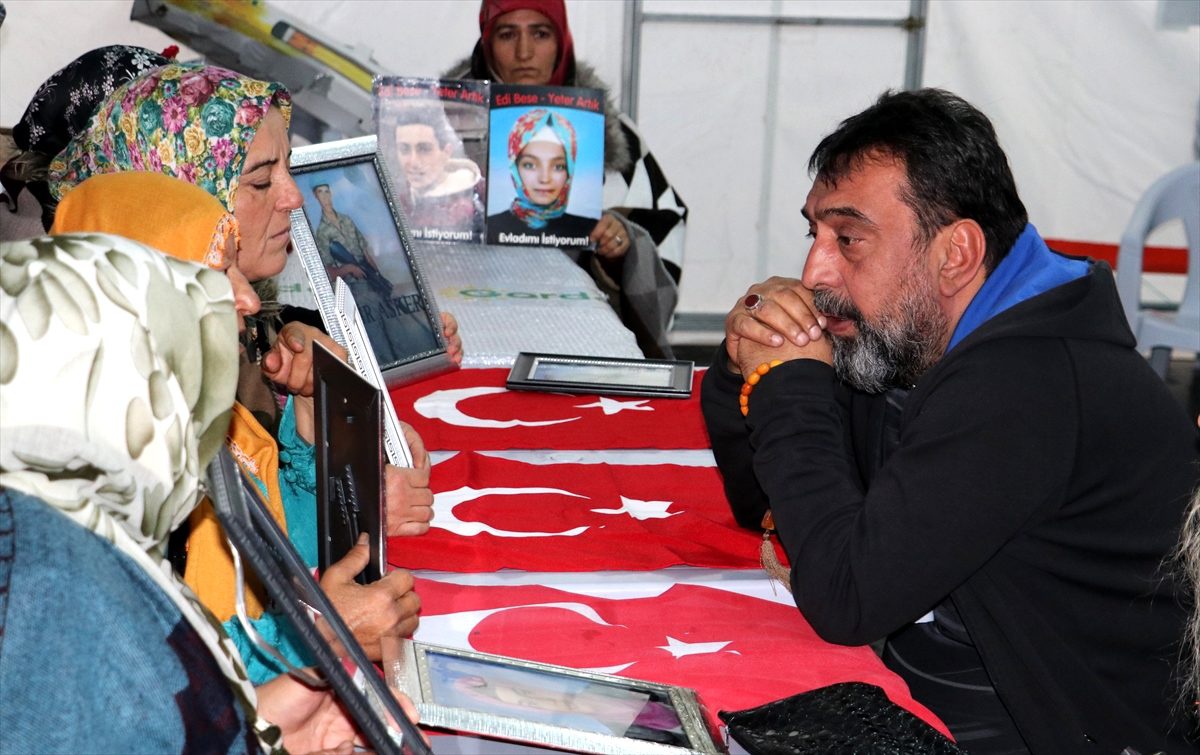 Sanatçılardan Diyarbakır annelerine destek