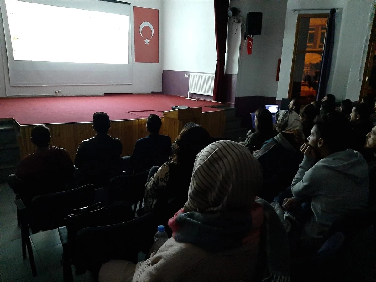 Sinema salonları olmayan Ardahanlılara film keyfini gençler yaşatıyor