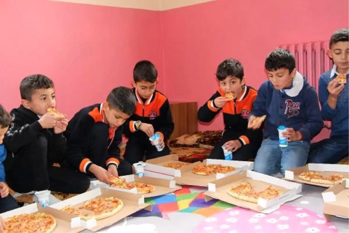 Sınır köyündeki öğrencilere pizza sürprizi