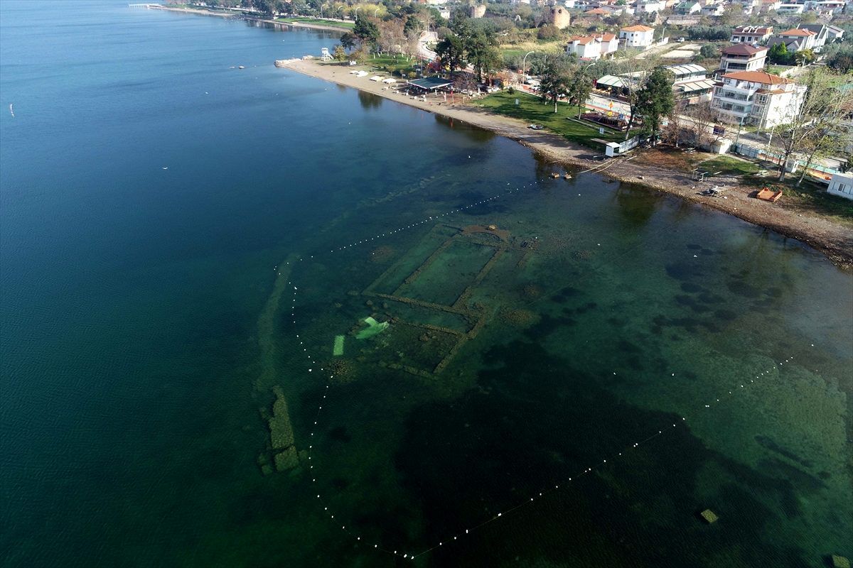 Su çekilmesi İznik Gölü\'ndeki bazilikayı görünür hale getirdi