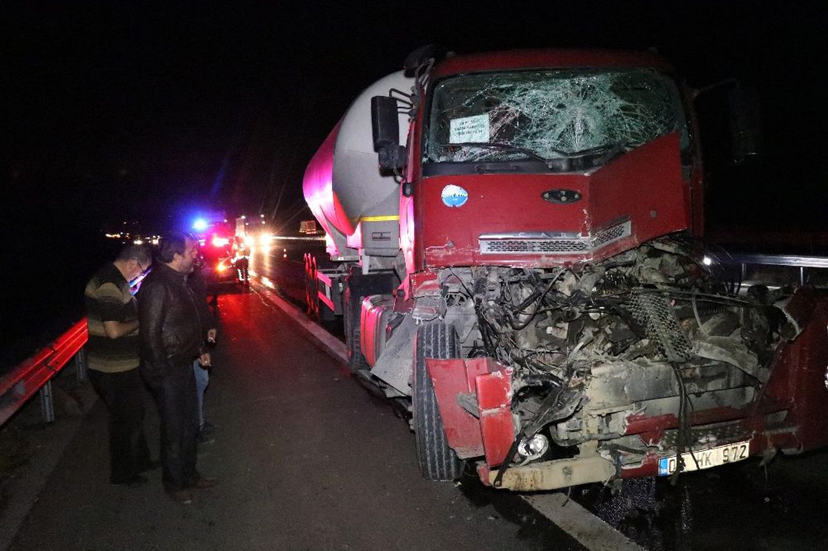 TEM\'de tıra çarpan tanker hurdaya döndü: 1 yaralı