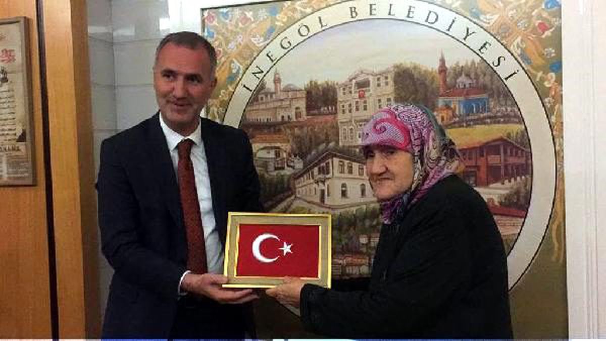 Türk bayrağını öpen Nadire nineyi, belediye başkanı makamında ağırladı