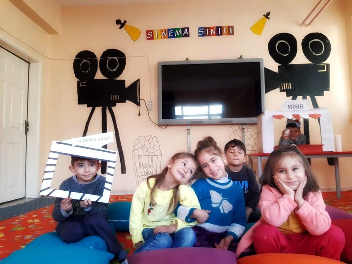 Uludere\'de öğrencilere sinema sınıfı açıldı