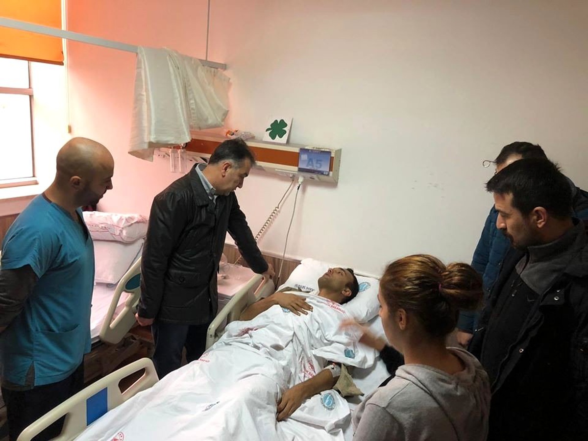 Valisi Çağatay, kaza geçiren askerleri hastanede ziyaret etti