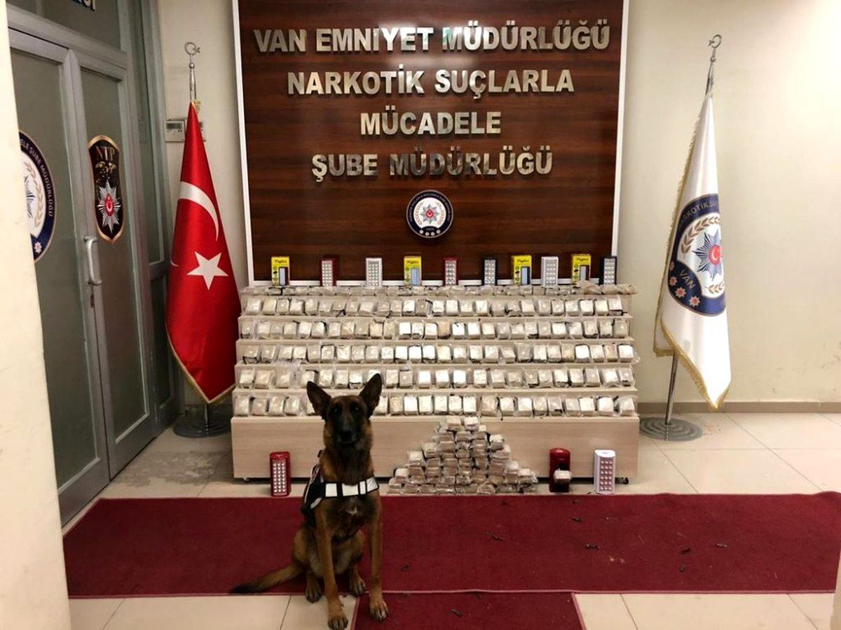 Van\'da 202 adet ışıldak bataryasının yuvasında zulalanmış 42 kilo eroin ele geçirildi