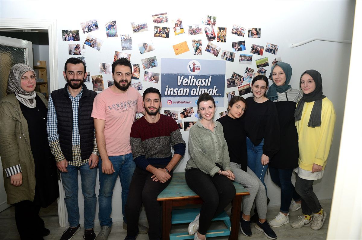 "Velhasıl insan" diyerek yetimlere sevgi götürüyorlar