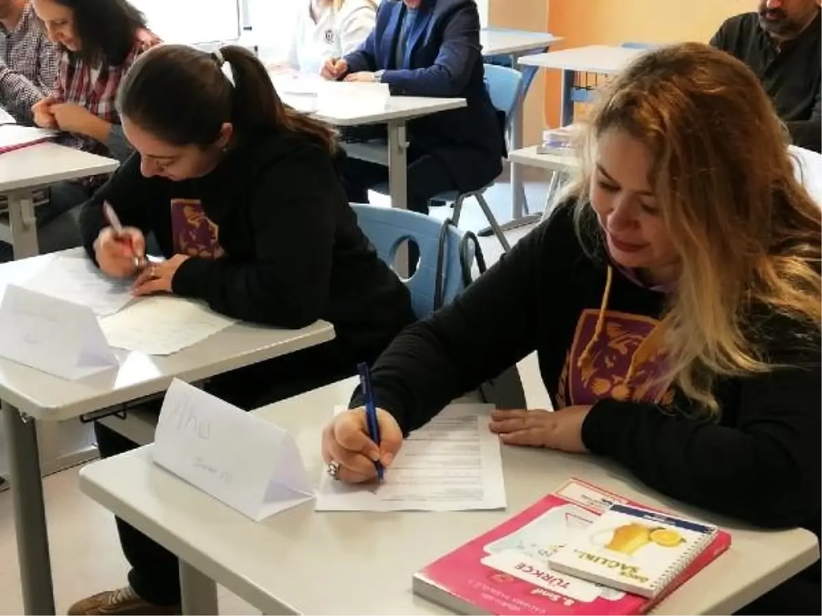 Veliler yıllar sonra yeniden öğrenci oldu