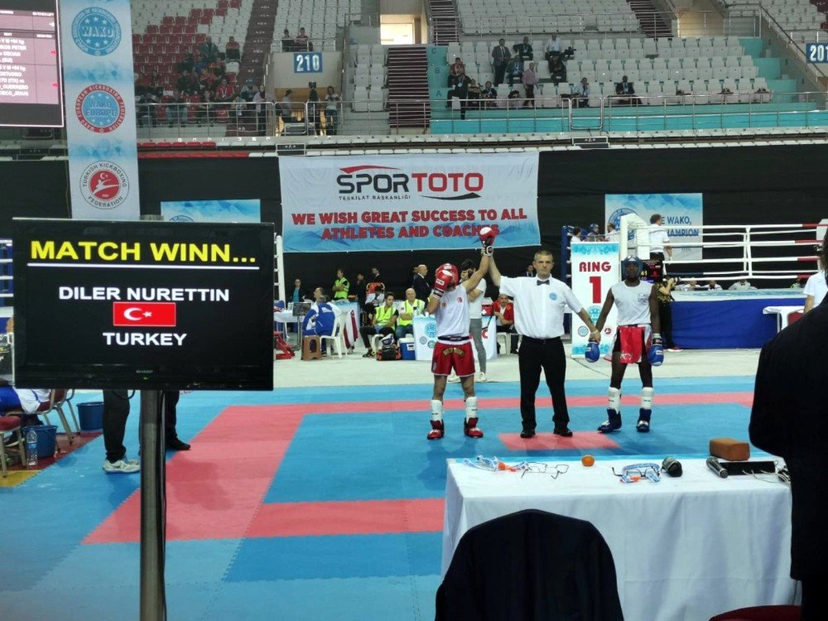 Wako Büyükler Kickboks Dünya Şampiyonası\'nda Özel Harekat polisi dünya ikincisi oldu