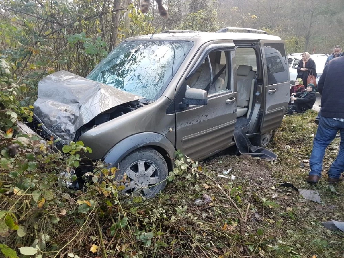 Yolcu minibüsüyle kamyonet çarpıştı: 8 yaralı