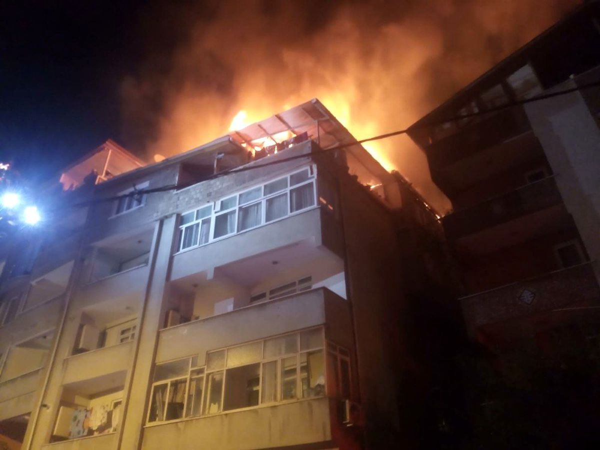 4 katlı binanın çatı katı alev alev yandı