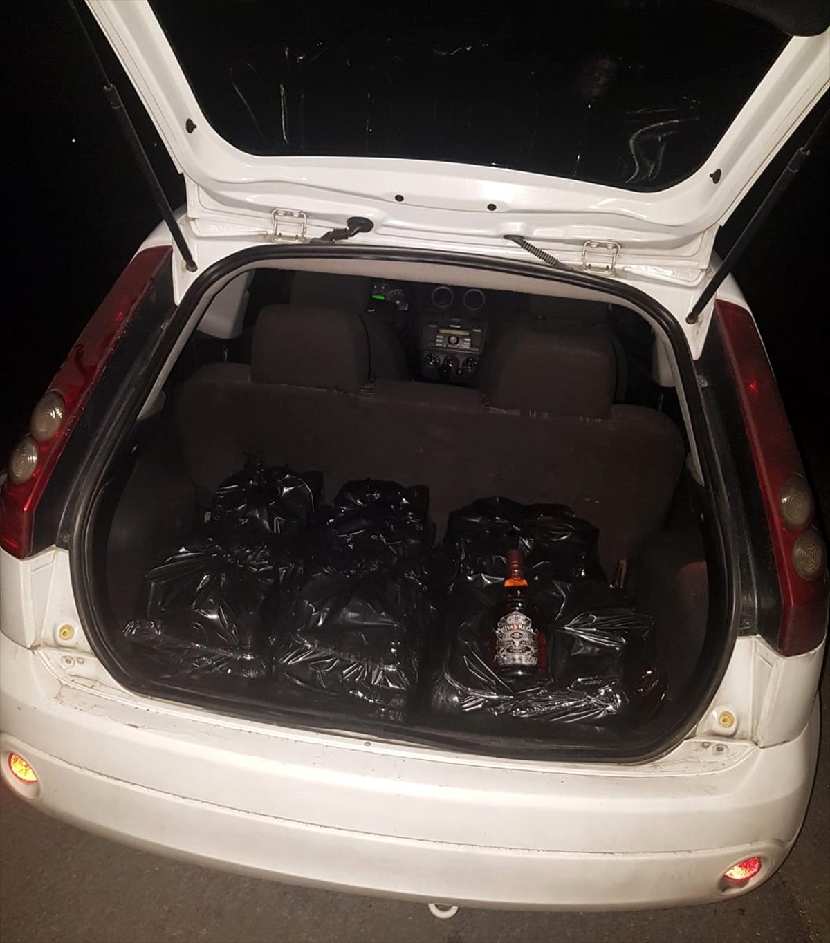 Adana\'da takibe alınan otomobilden 161 şişe kaçak içki çıktı