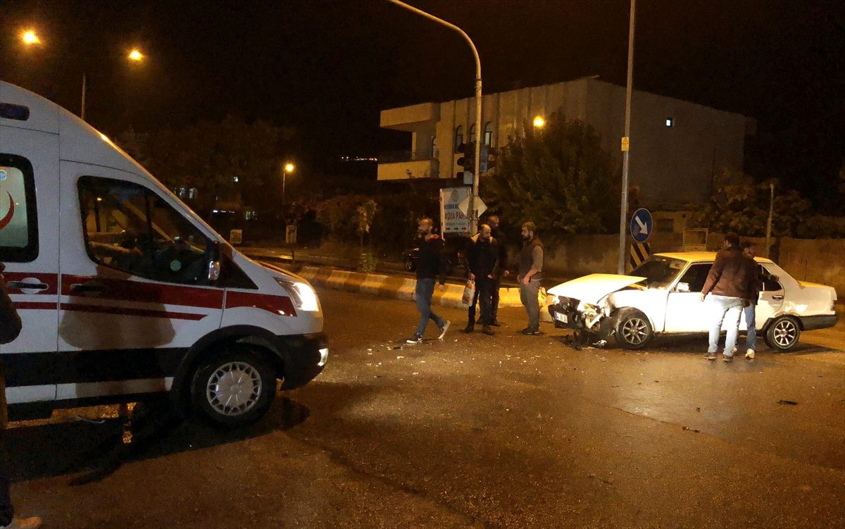 Adıyaman\'da iki otomobil çarpıştı: 3 yaralı