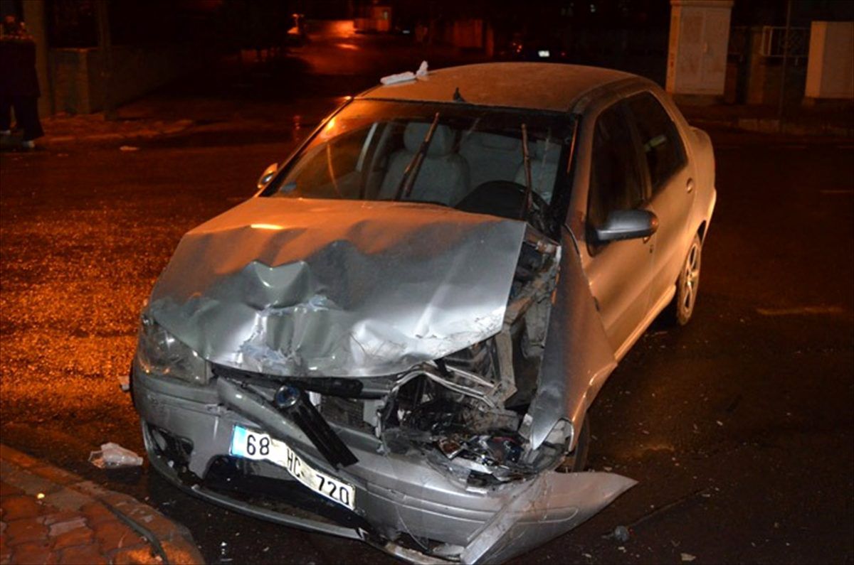 Aksaray\'da otomobil ile minibüs çarpıştı: 7 yaralı