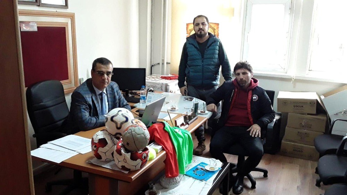 Amatör kulüpten okullara spor malzemesi desteği