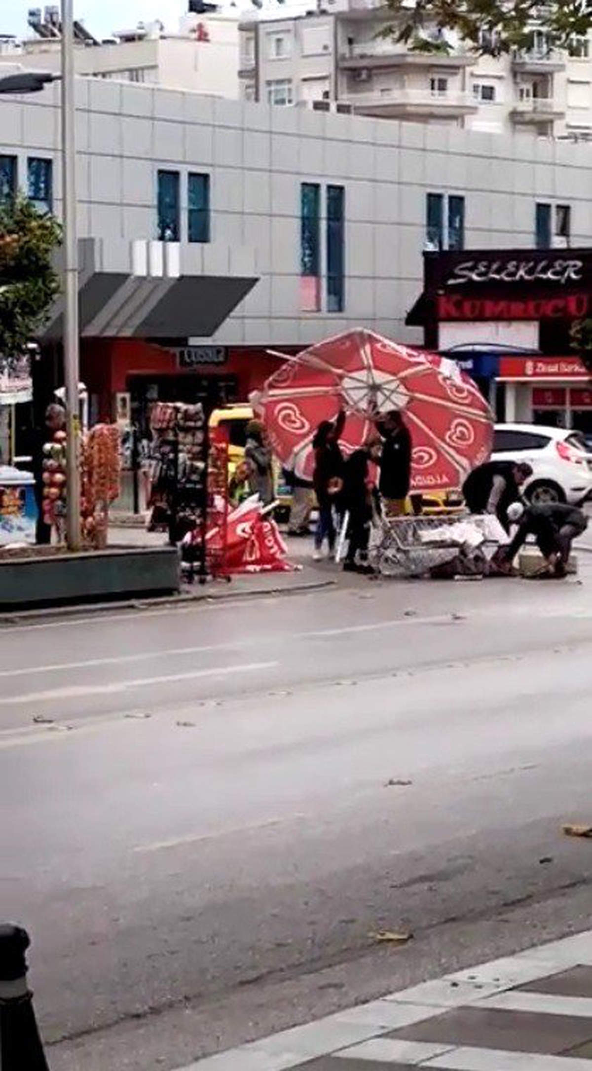 Aniden çıkan şiddetli rüzgar seyyar esnafa zor anlar yaşattı