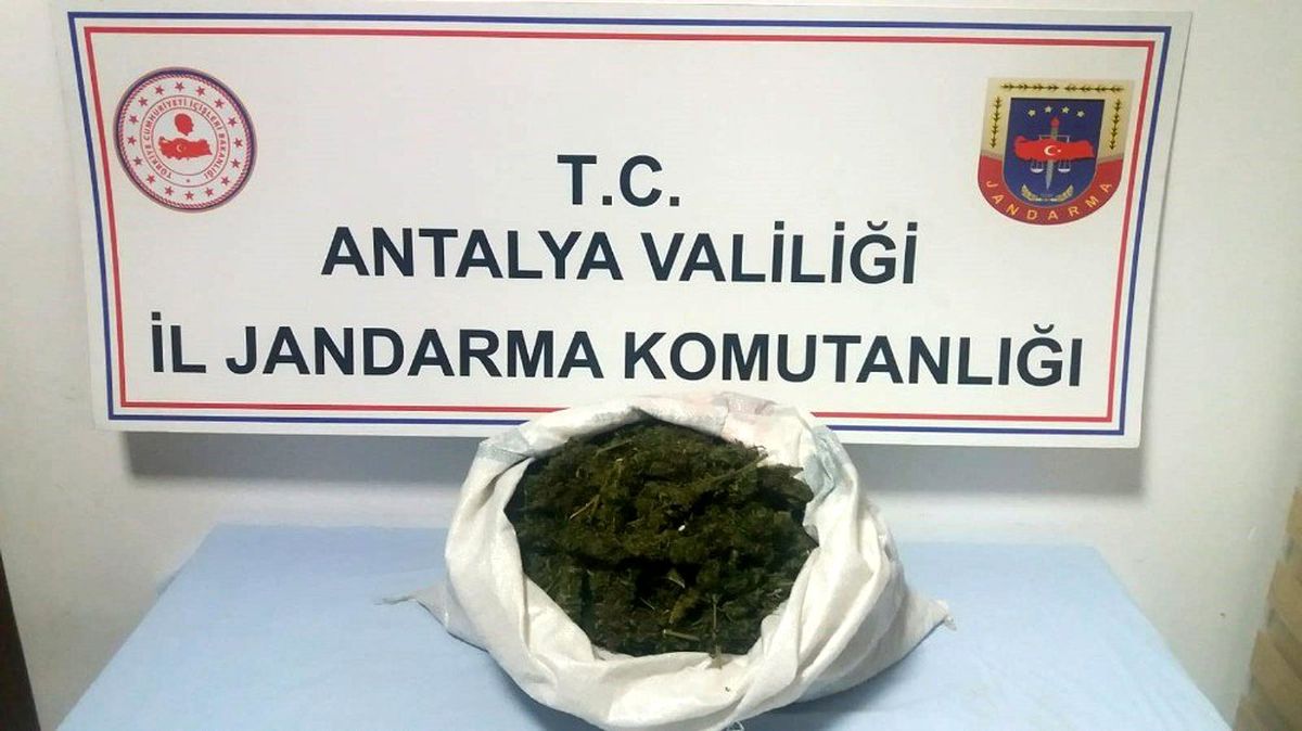 Antalya\'da 3 şüpheli, 3 kilo esrarla yakalandı