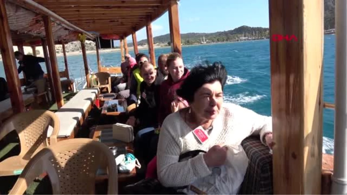Antalya-tatilciler antalya\'da deniz keyfi yaptı
