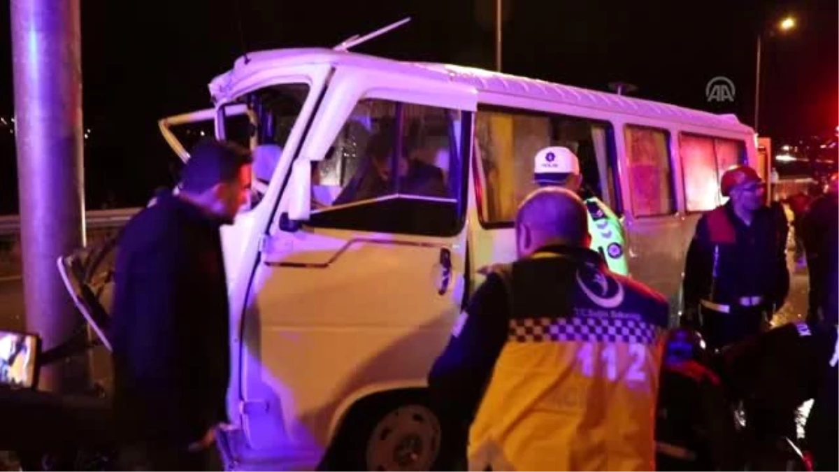 Bariyerlere çarpan minibüsün sürücüsü yaralandı