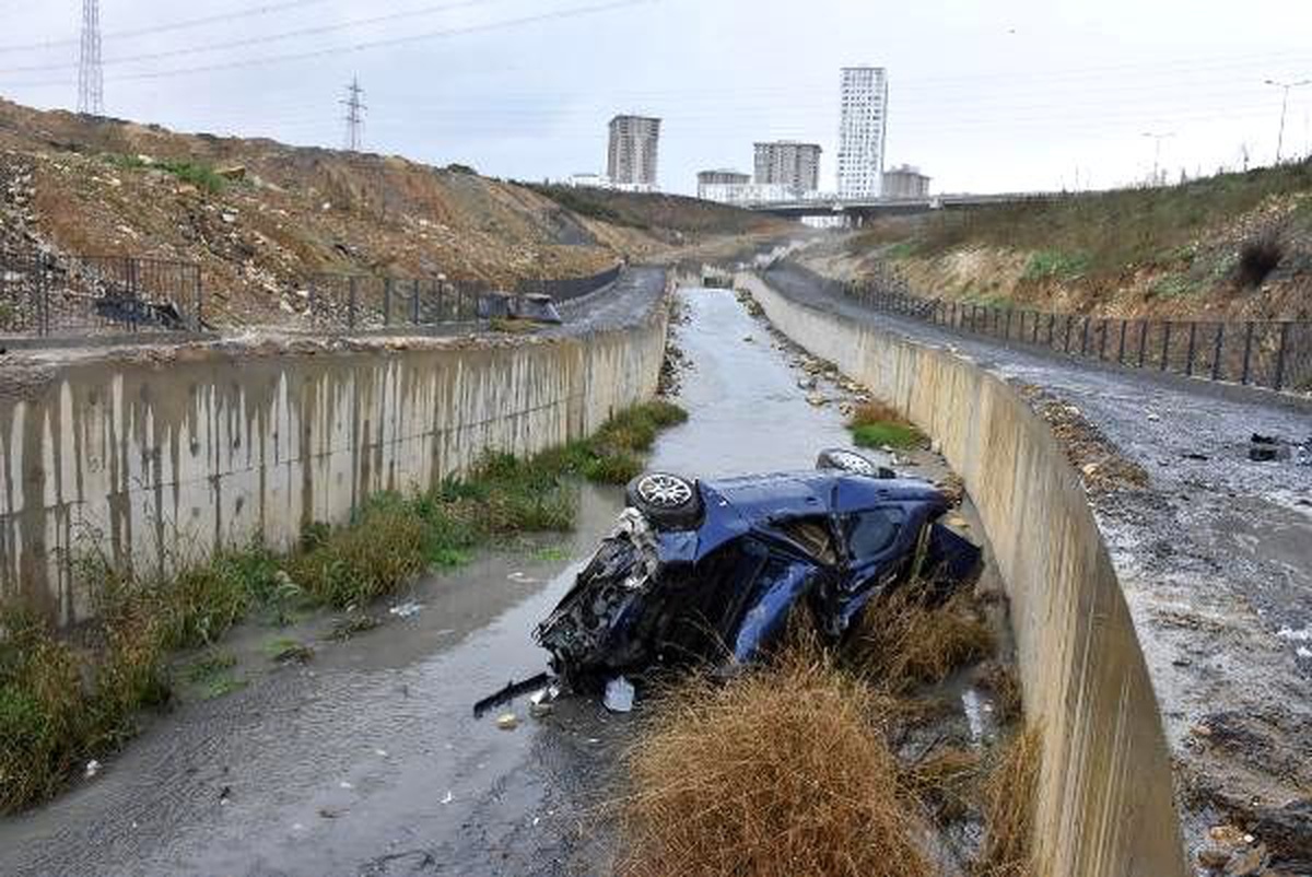 Başakşehir\'de otomobil su kanalına düştü