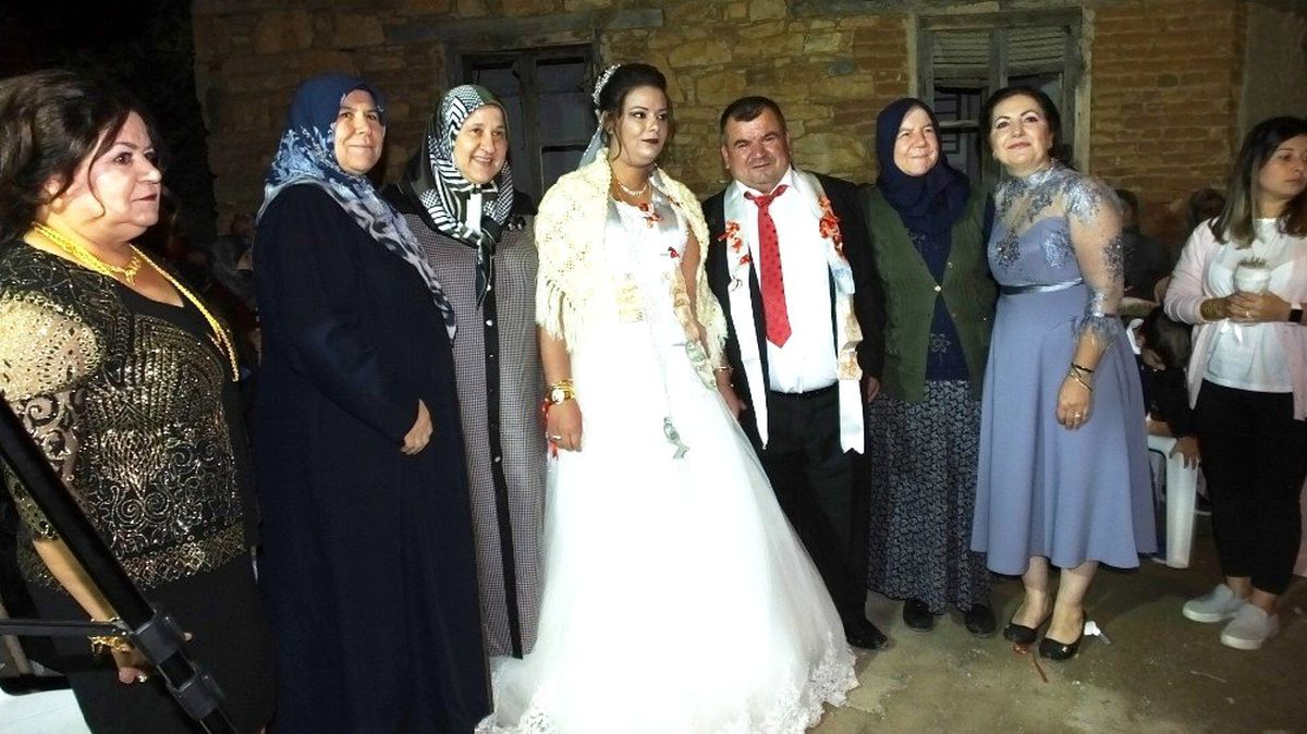 Burhaniye\'de Faslı Meryem\'e köy düğünü