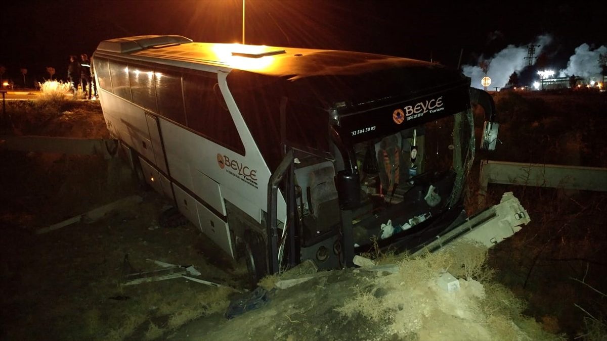 Bursaspor taraftarlarını taşıyan otobüs ile tır çarpıştı: 15 yaralı