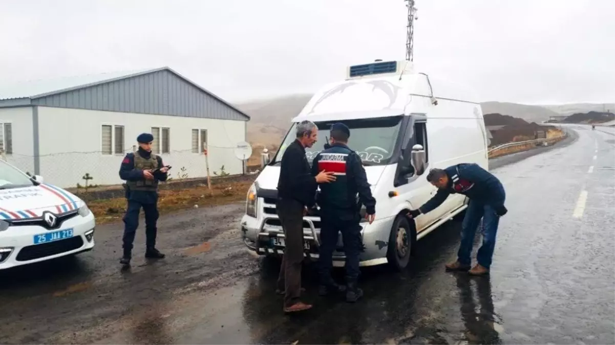 Çat İlçe Jandarma Trafik Ekiplerinden kış lastiği uygulaması