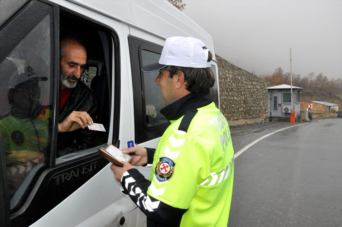 Çukurca\'da kış lastiği uygulaması