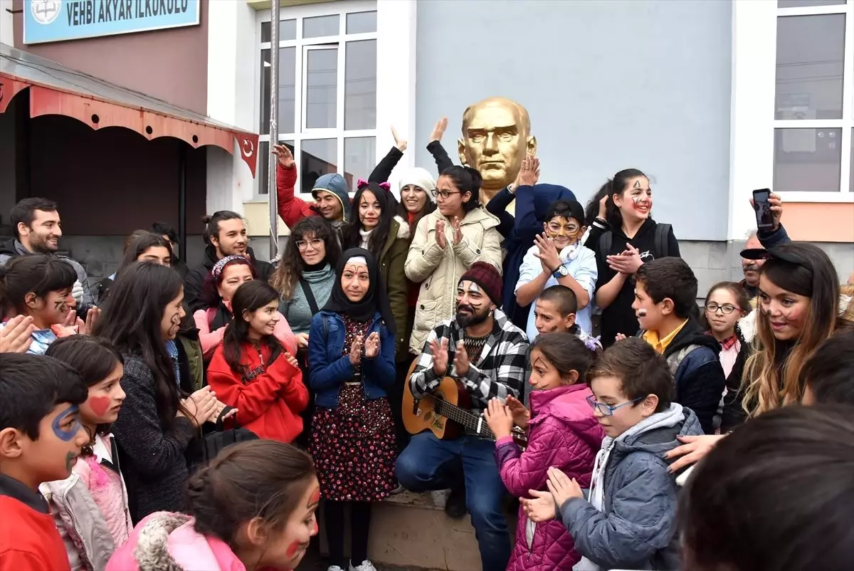 Doğu Ekspresi ile Kars\'a gelip çocukların yüzünü güldürdüler