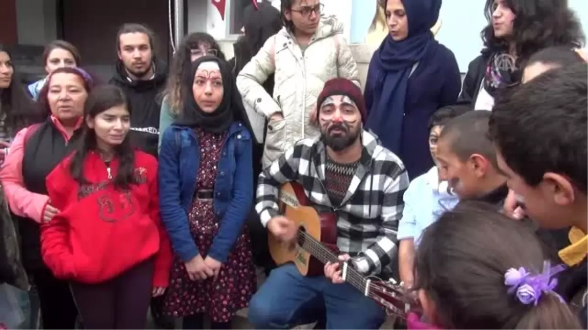 Doğu Ekspresi ile Kars\'a gelip çocukların yüzünü güldürdüler