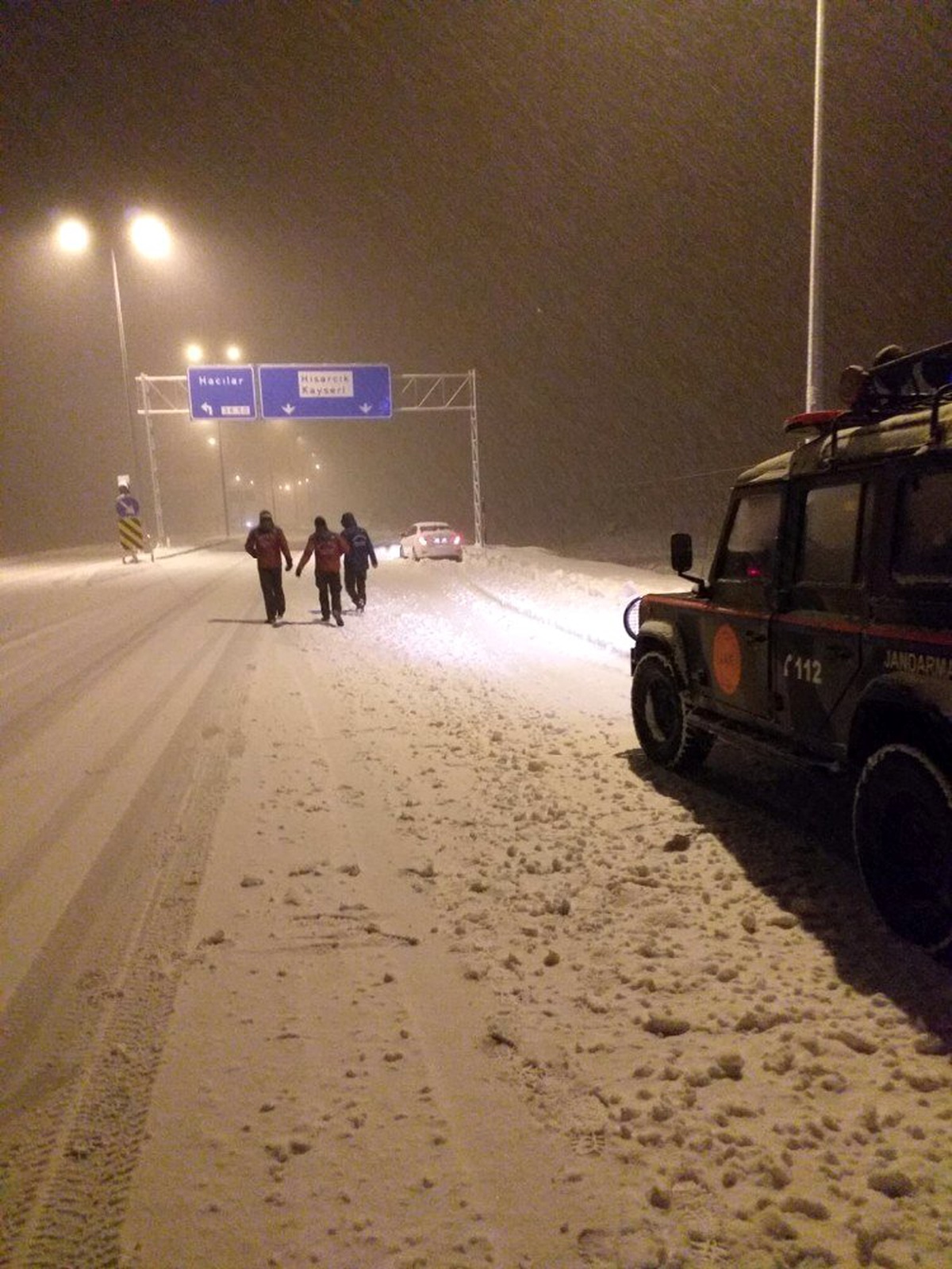 Erciyes\'te mahsur kalan otomobiller kurtarıldı