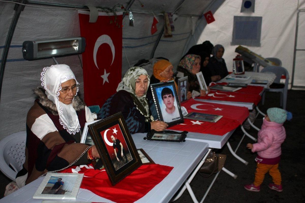HDP önündeki ailelerin evlat nöbeti 90\'ıncı gününde devam ediyor