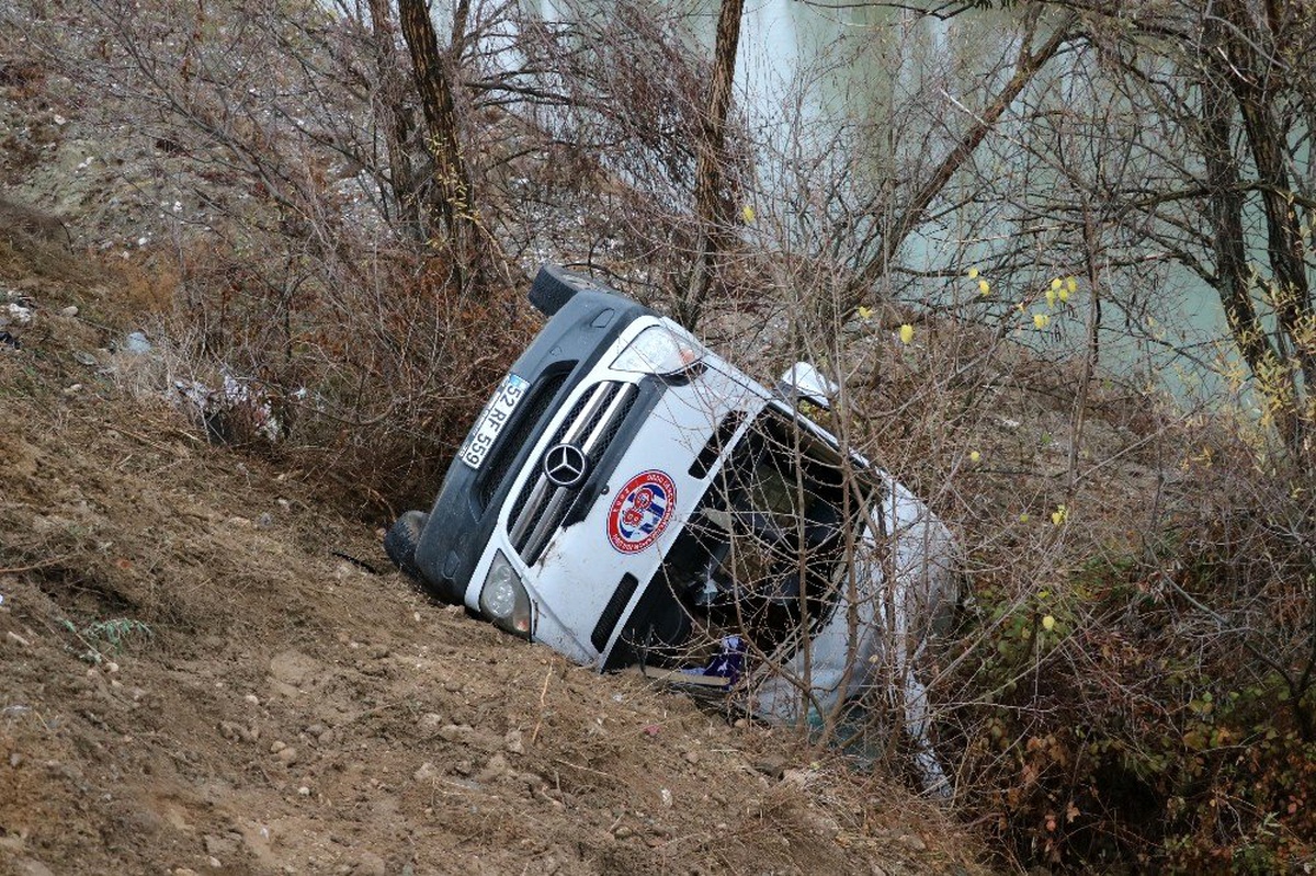 Hentbol takımını taşıyan minibüs kaza yaptı: 2 ölü, 15 yaralı