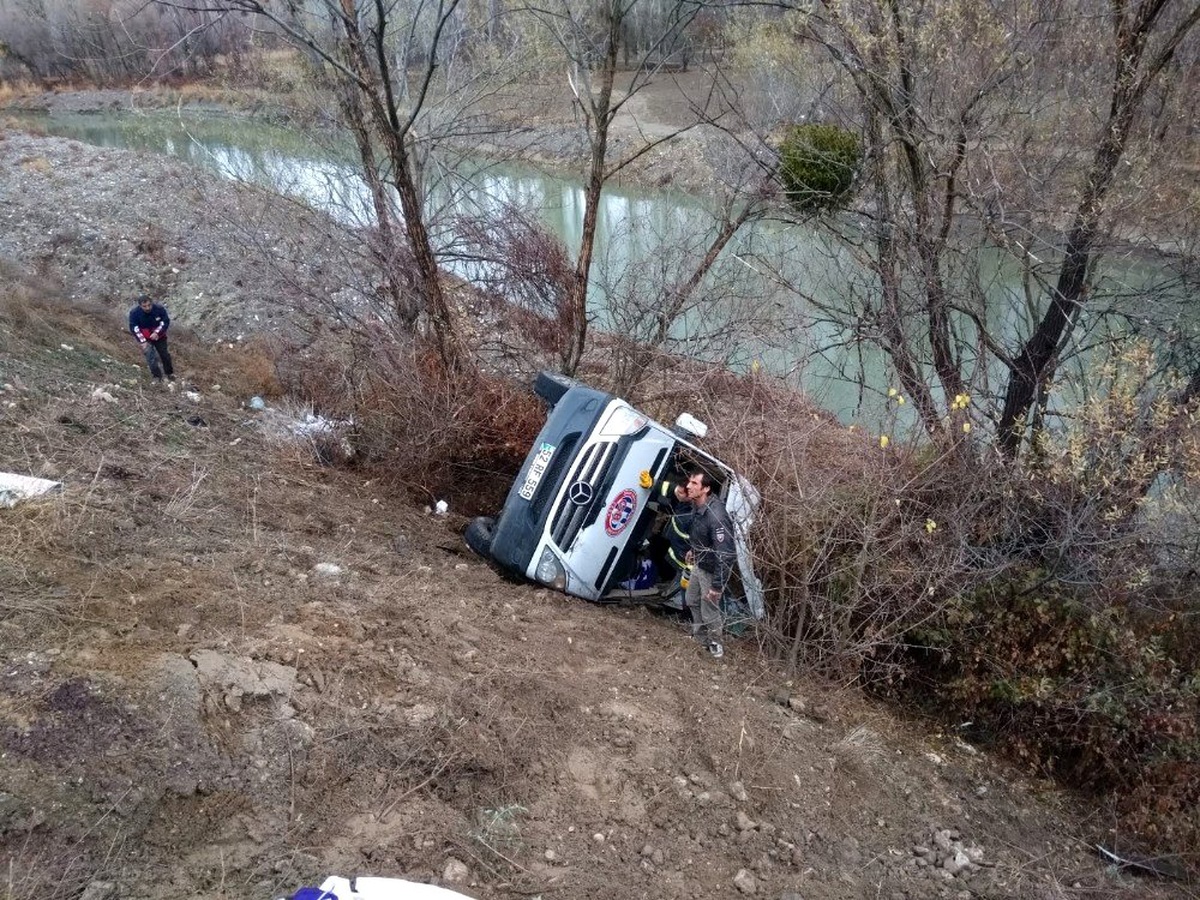 Hentbol takımını taşıyan minibüs kaza yaptı: Ölü ve yaralılar var