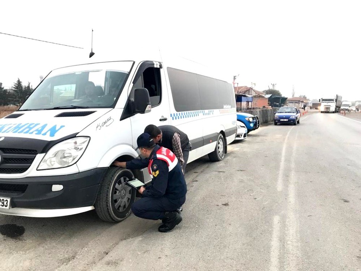 Jandarmadan kış lastiği uygulaması